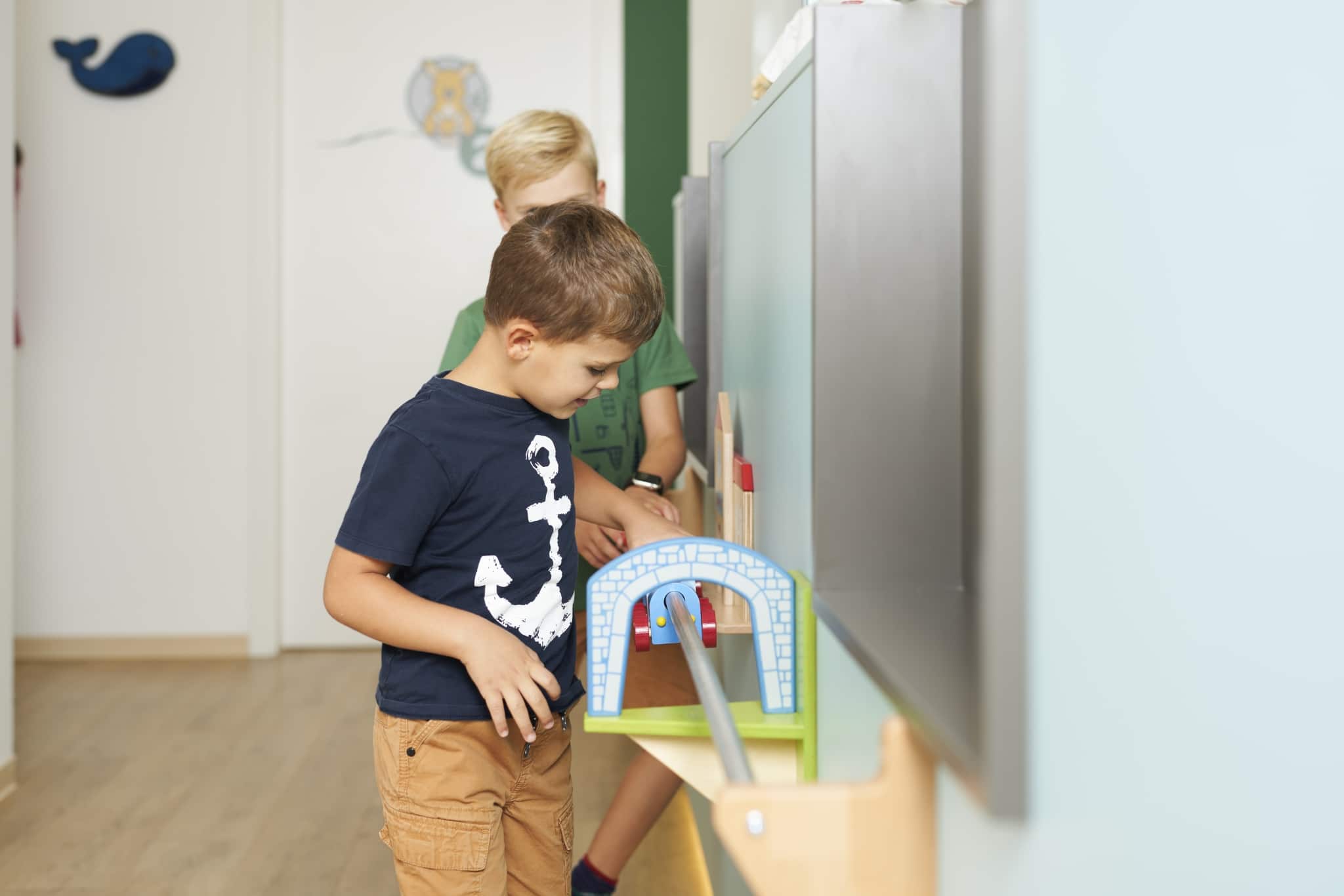 spielende Kinder vor der Anmeldung