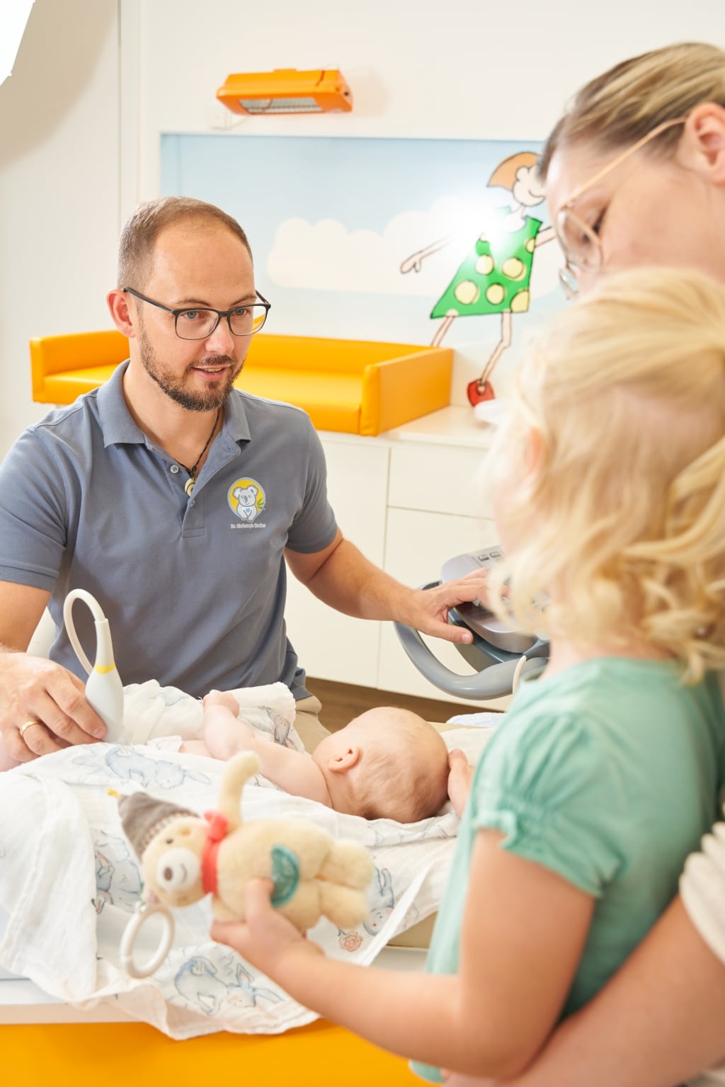 Dr. Christoph Rodler führt gerade eine Hüftsonographie bei einem Säugling durch