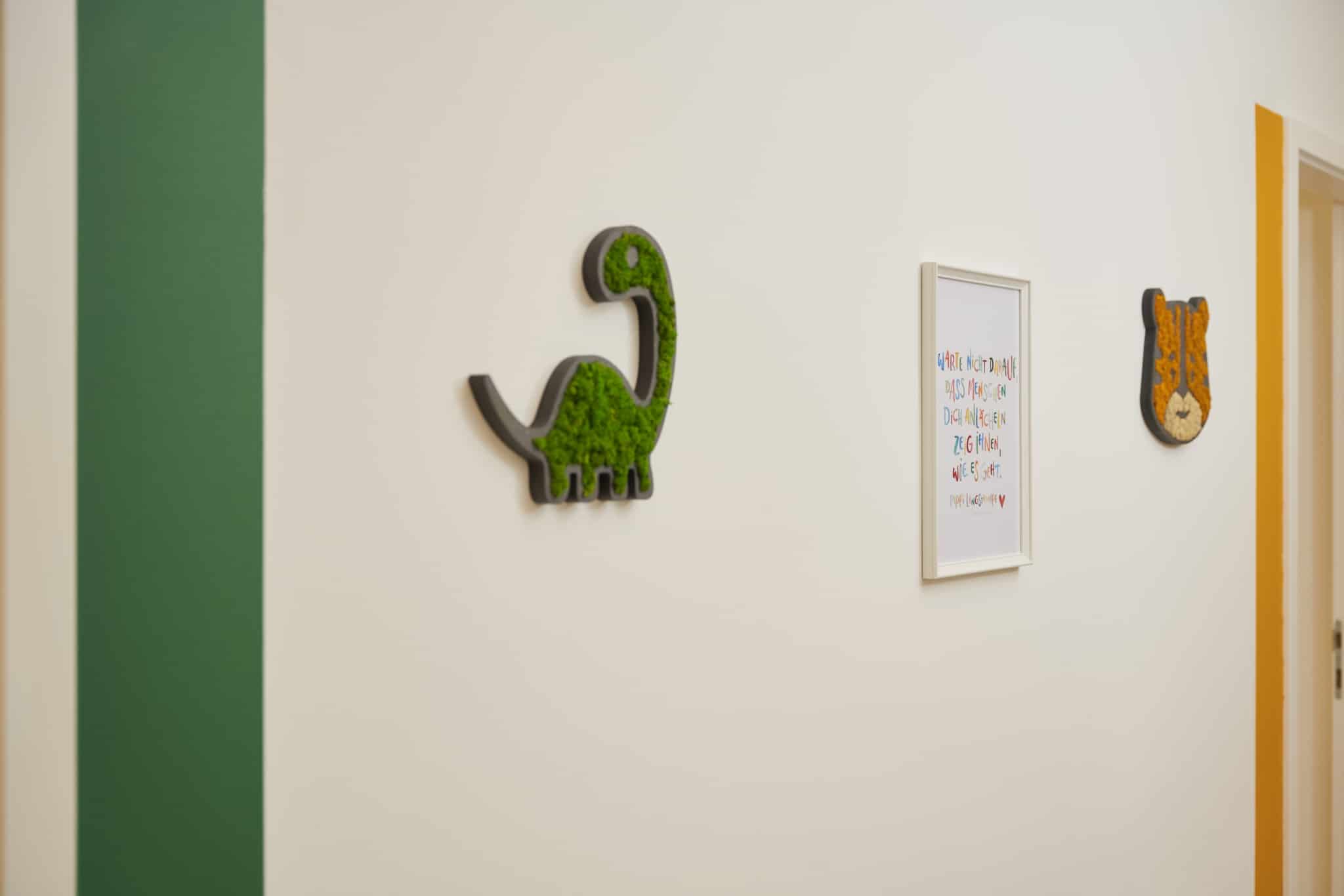 Moosbild von Dinosaurier und Tiger